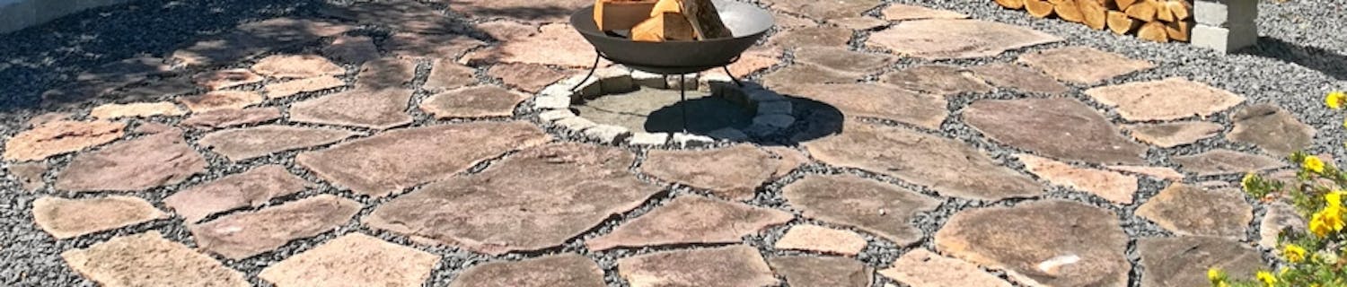 Terrasse i natursten med bålplads Terrasse i natursten med bålplads